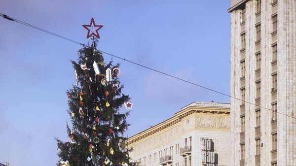 Новогодняя елка на площади 50-летия Октября (ныне Манежная площадь)