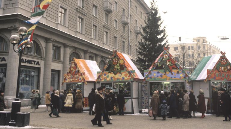 Новогодняя ярмарка на Арбате в Москве