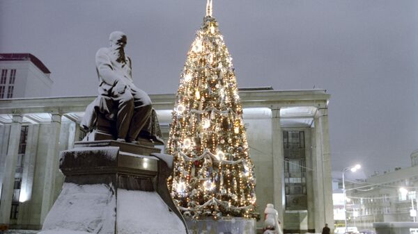 Новогодняя елка у памятника Достоевского перед зданием Российской государственной библиотеки