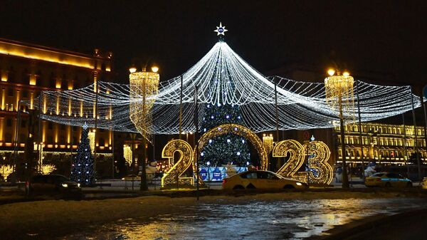 Лубянская площадь в Москве, украшенная к Новому году