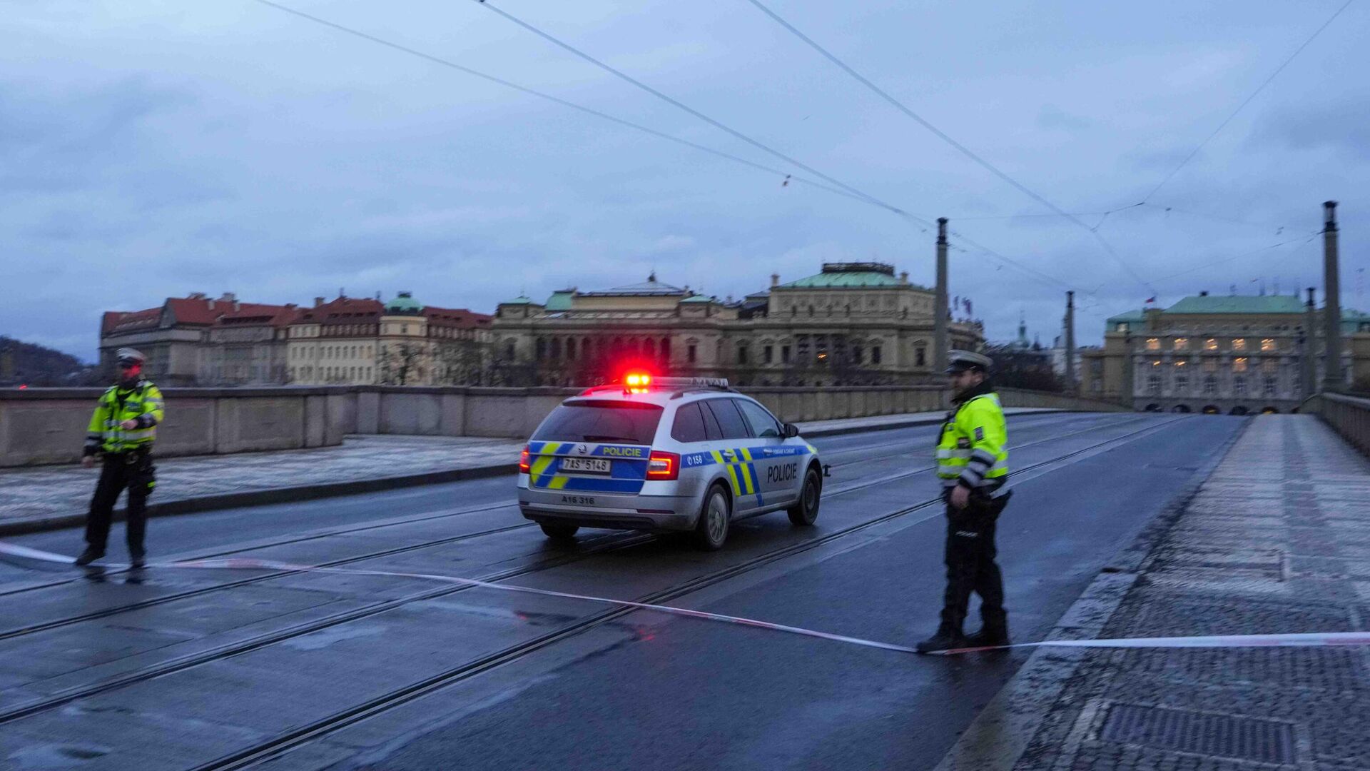 Сотрудники полиции в центре Праги, где произошла стрельба - РИА Новости, 1920, 21.12.2023