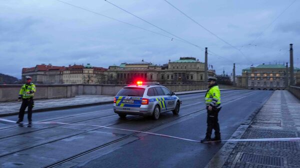Сотрудники полиции в центре Праги, где произошла стрельба