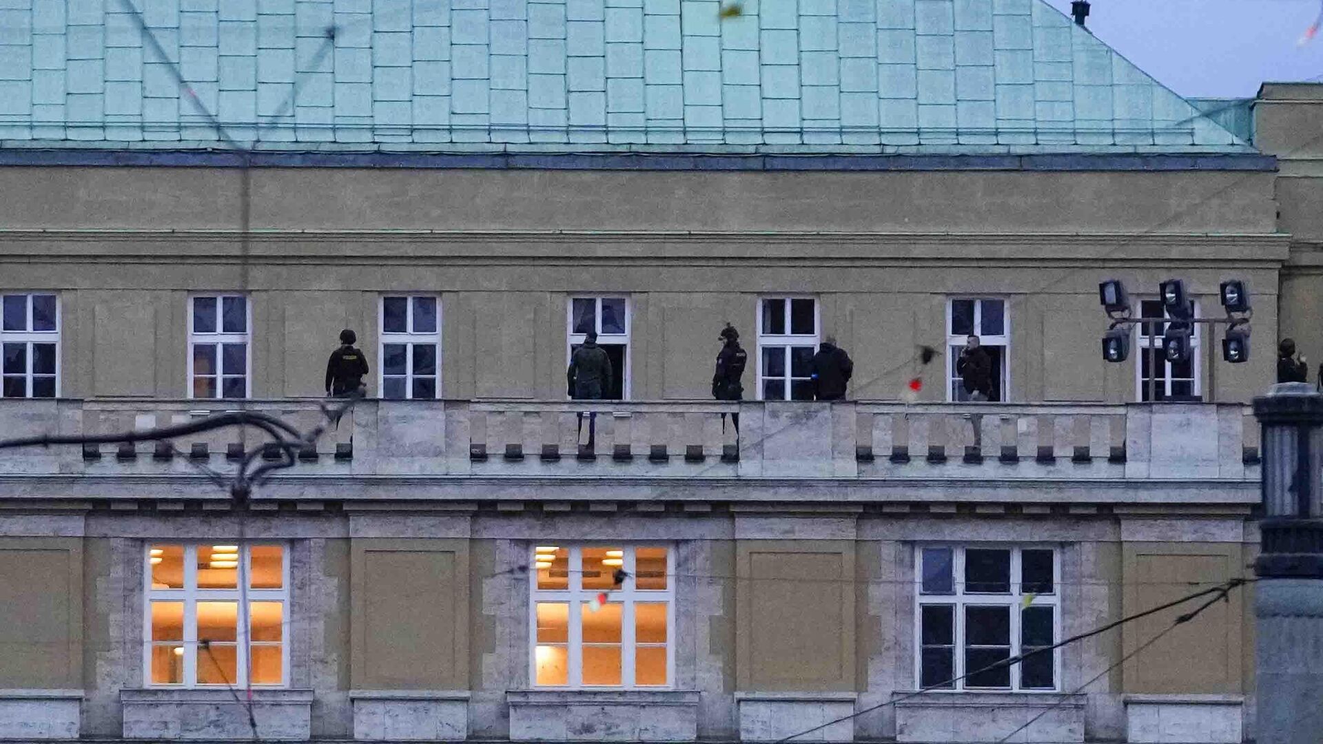 Полицейские стоят на балконе философского факультета Карлова университета в центре Праги, Чехия - РИА Новости, 1920, 27.12.2023