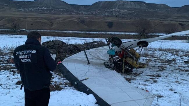 Следователь СК на месте падения мотодельтаплана в Ставропольском крае. 21 декабря 2023