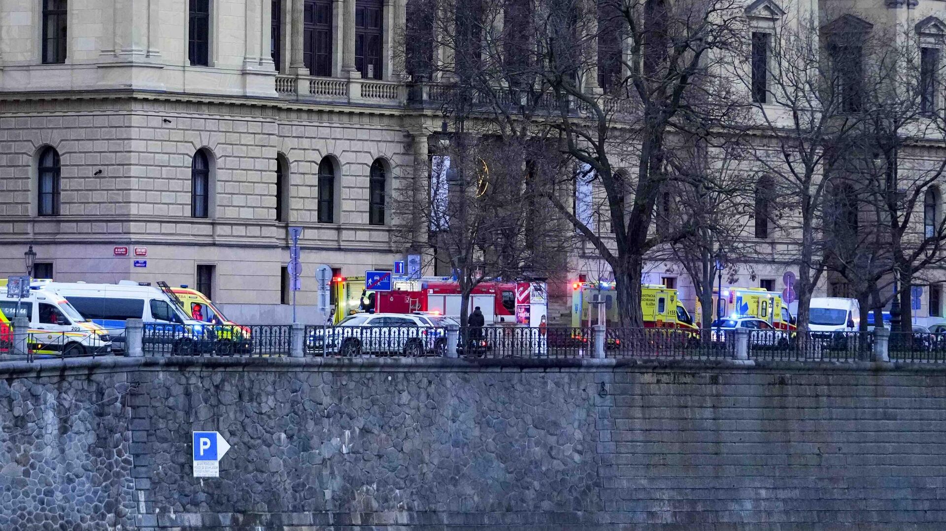 Полицейские охраняют территорию после стрельбы в центре Праги. 21 декабря 2023 - РИА Новости, 1920, 21.12.2023