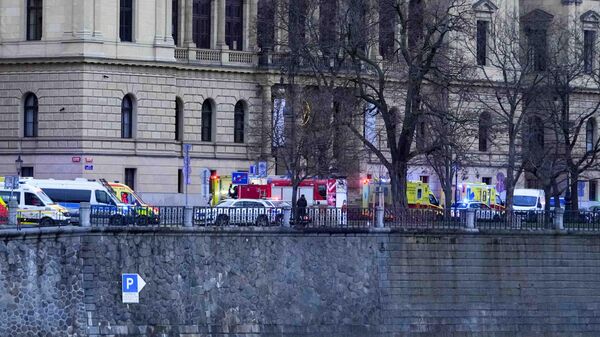 Полицейские охраняют территорию после стрельбы в центре Праги