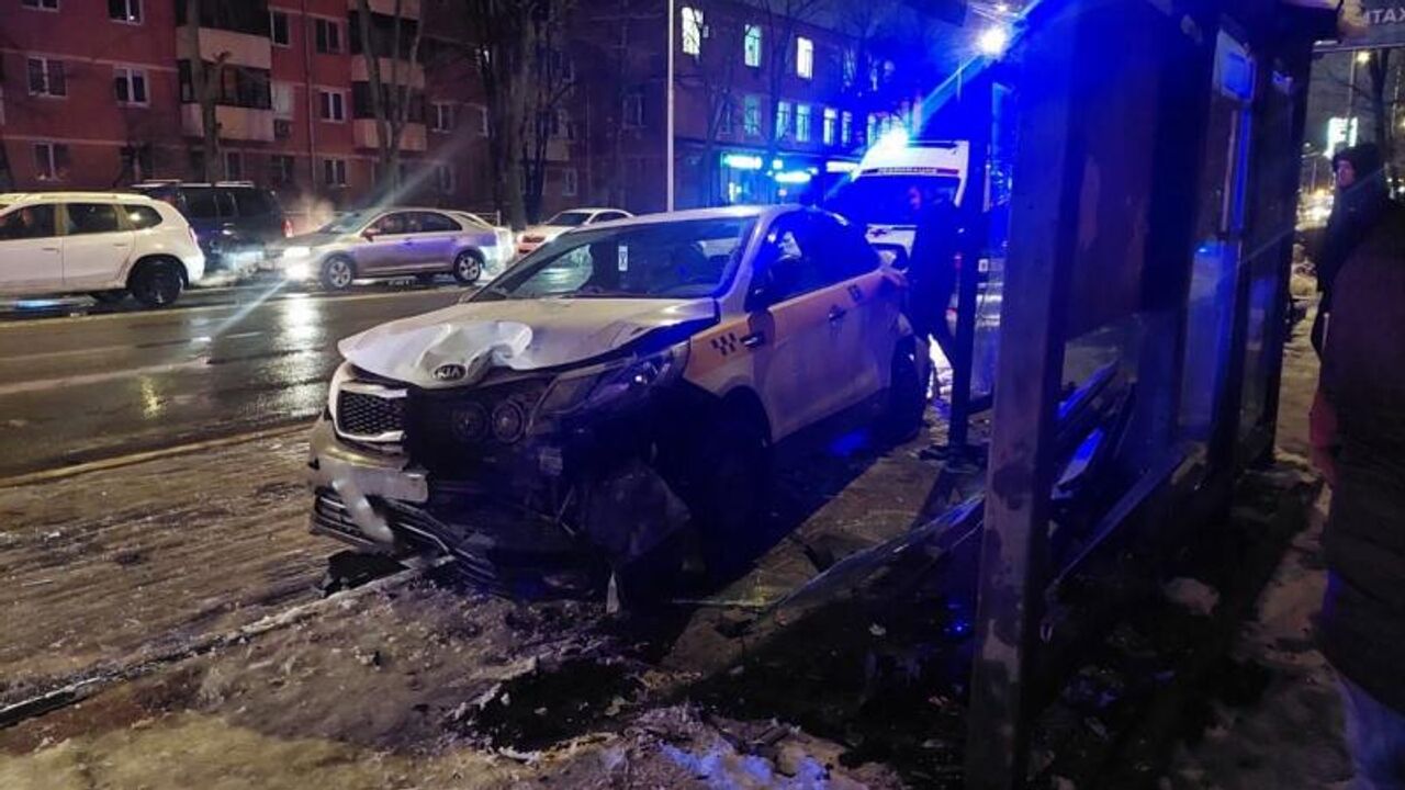 В результате аварии в Мытищах пострадали два стоявших на остановке пешехода  - РИА Новости, 21.12.2023