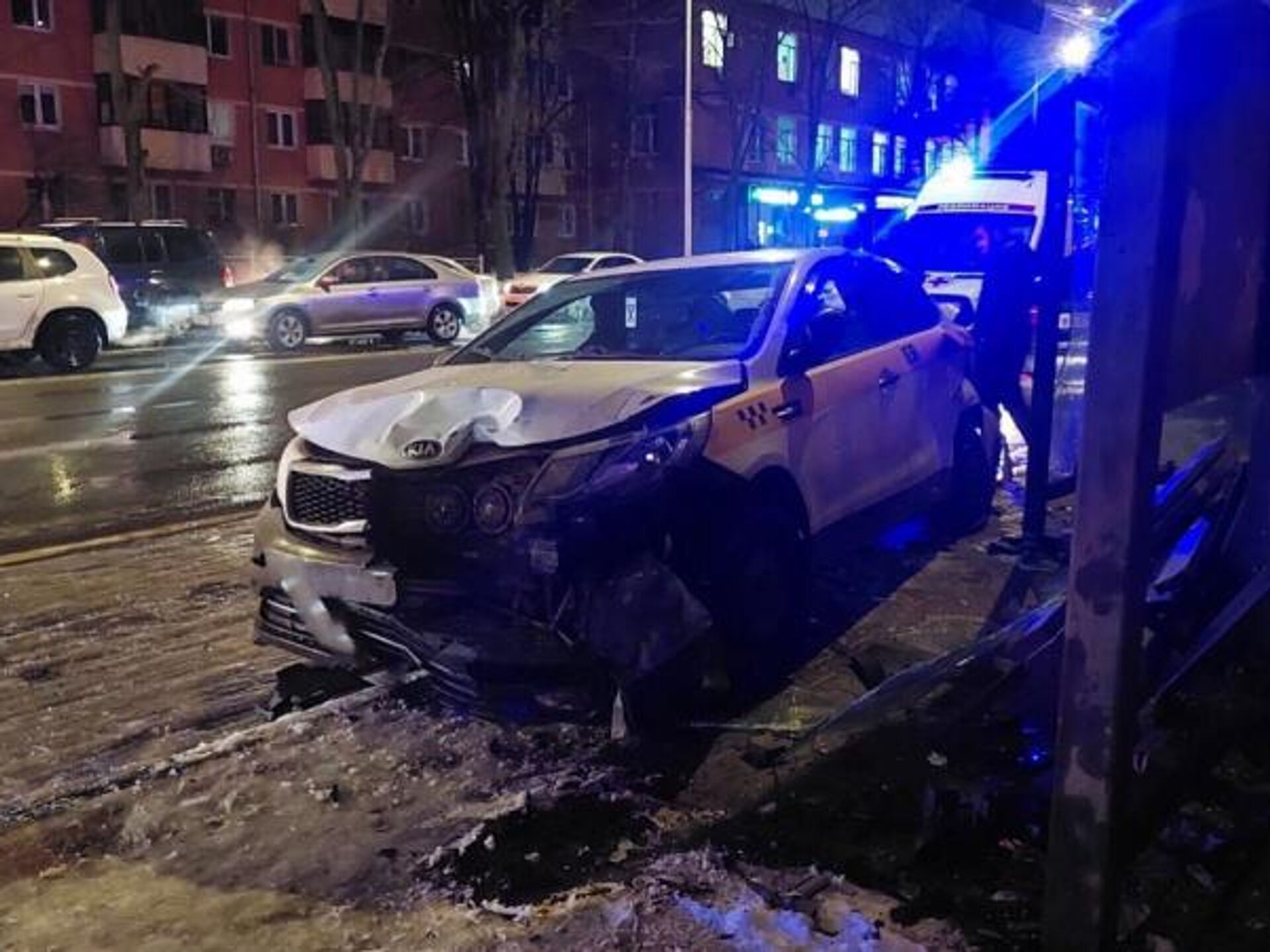 В результате аварии в Мытищах пострадали два стоявших на остановке пешехода  - РИА Новости, 21.12.2023