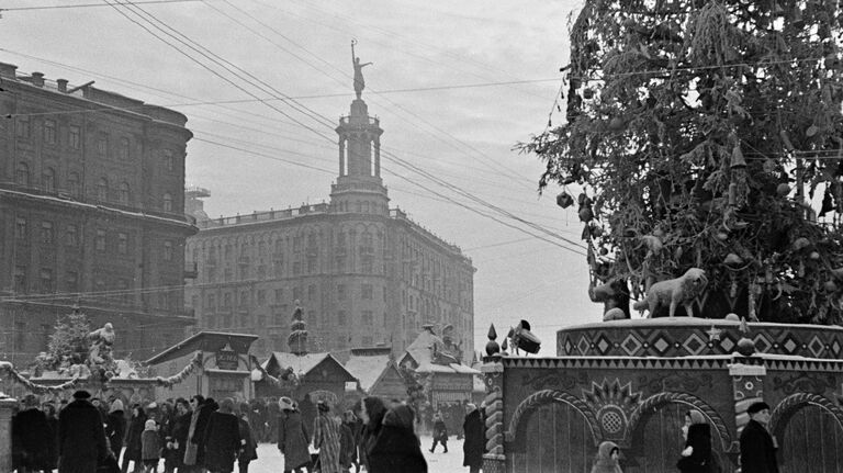 Новогодняя ярмарка на Пушкинской площади. Москва, 1947 год