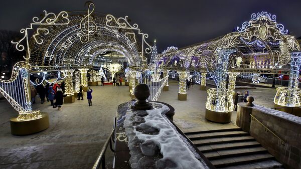 Новогодняя инсталляция на Манежной площади в Москве