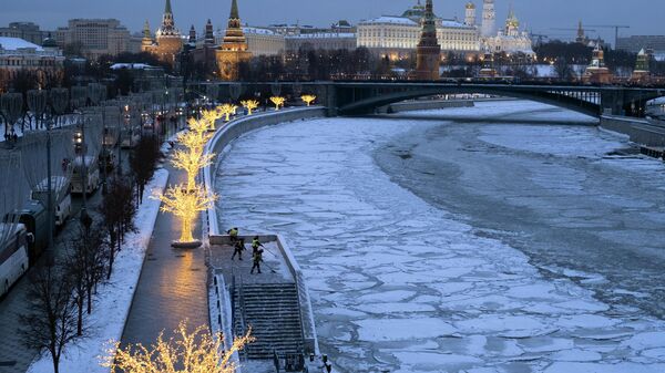 Световая иллюминация на Пречистенской набережной в Москве