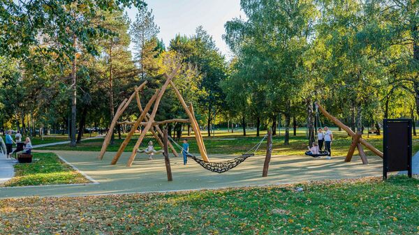 Детская игровая зона в парке имени 40-летия ВЛКСМ на юго-западе Москвы