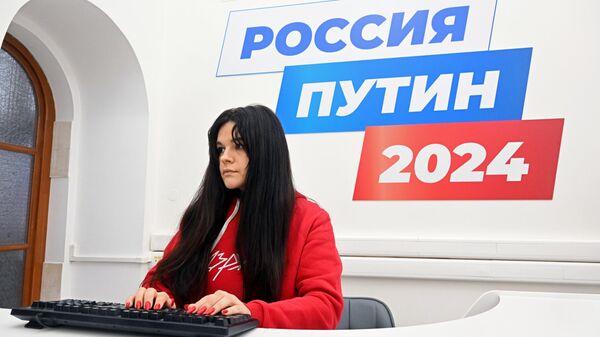 Сотрудница в избирательном штабе кандидата на должность Президента РФ Владимира Путина в Гостином дворе в Москве