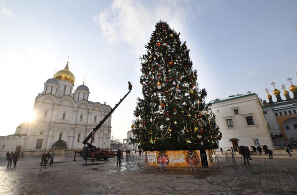 Рабочие украшают главную новогоднюю ель страны на Соборной площади Кремля в Москве