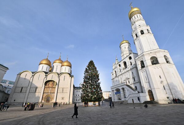 Главная новогодняя ель страны на Соборной площади Кремля в Москве