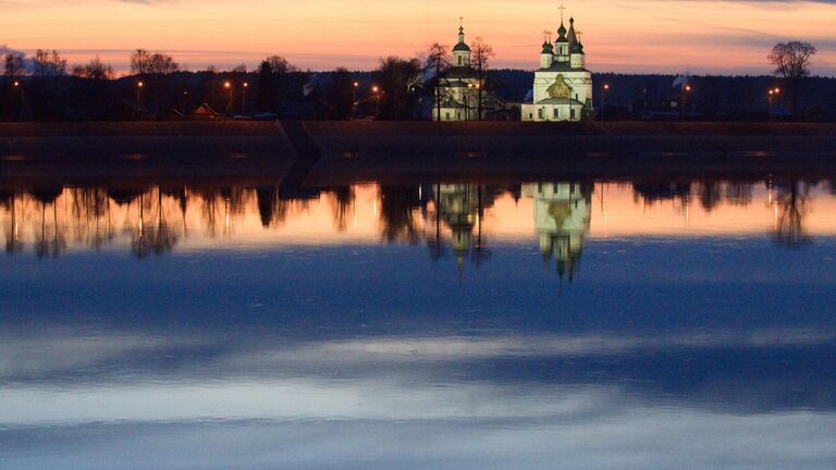 Церкви Сергия Радонежского и Димитрия Солунского на берегу реки Сухона в Великом Устюге