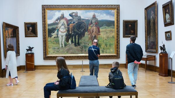 Иностранные туристы у картины Три богатыря художника В. Васнецова в Третьяковской галерее