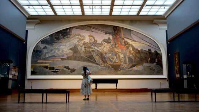 Посетительница у панно Михаила Врубеля Принцесса Грёза в одном из залов Государственной Третьяковской галереи