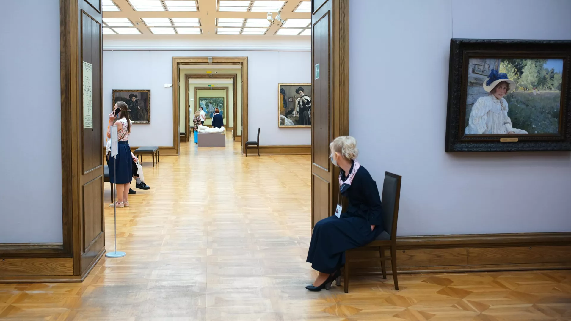 Посетители в залах Государственной Третьяковской галереи Посетители в залах Государственной Третьяковской галереи - РИА Новости, 1920, 19.10.2024