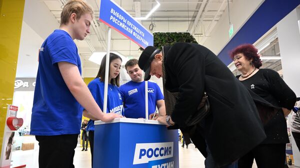 Волонтеры ведут сбор подписей в поддержку кандидата в президенты РФ Владимира Путина в торговом центре в Казани