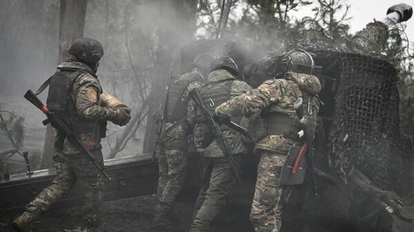 Артиллеристы вооруженных сил ведут огонь по позициям ВСУ