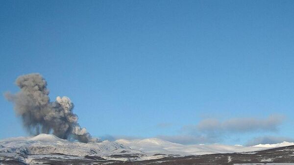 Выброс пепла на вулкане Эбеко. 24 декабря 2023