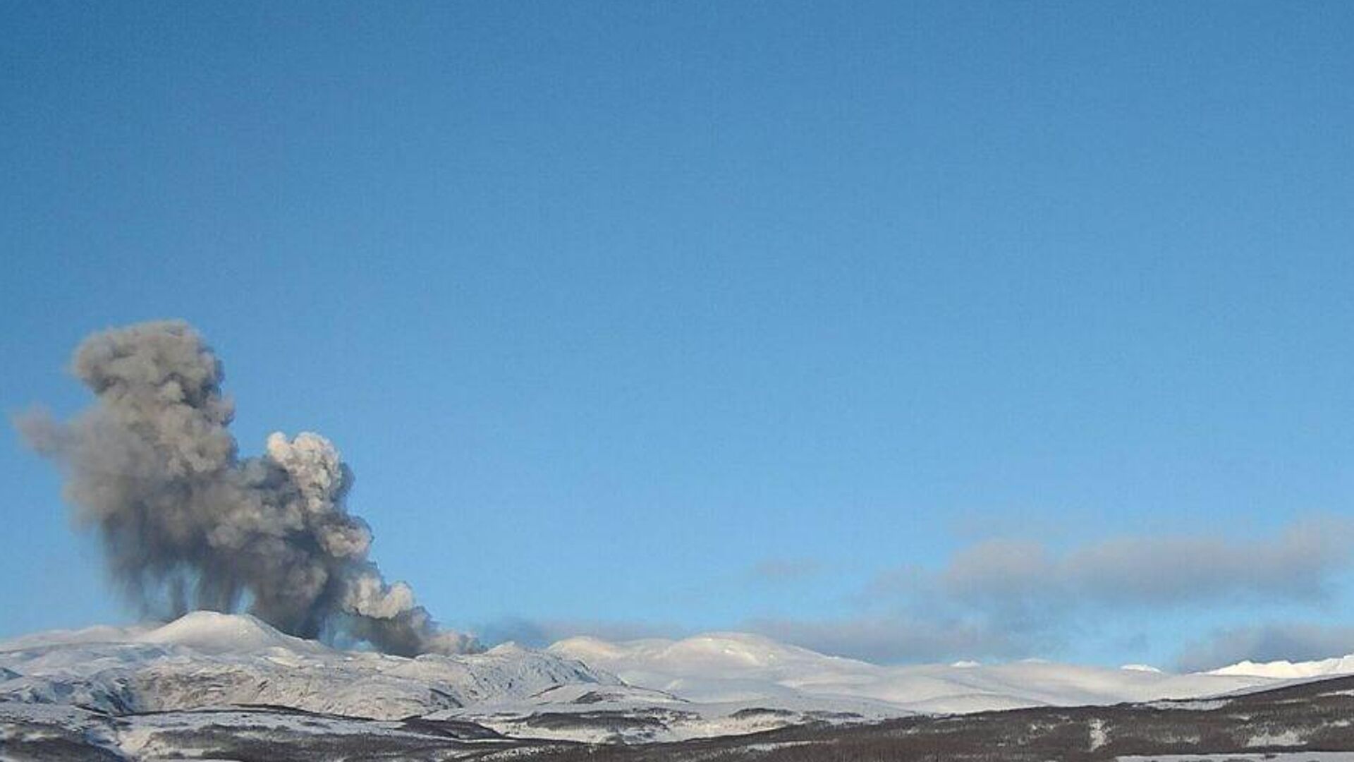 Выброс пепла на вулкане Эбеко. 24 декабря 2023 - РИА Новости, 1920, 24.12.2023
