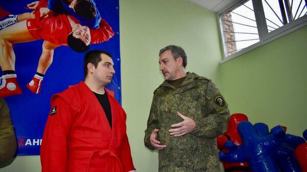 Губернатор Амурской области во время посещения борцовского зала в амвросиевской школе №6