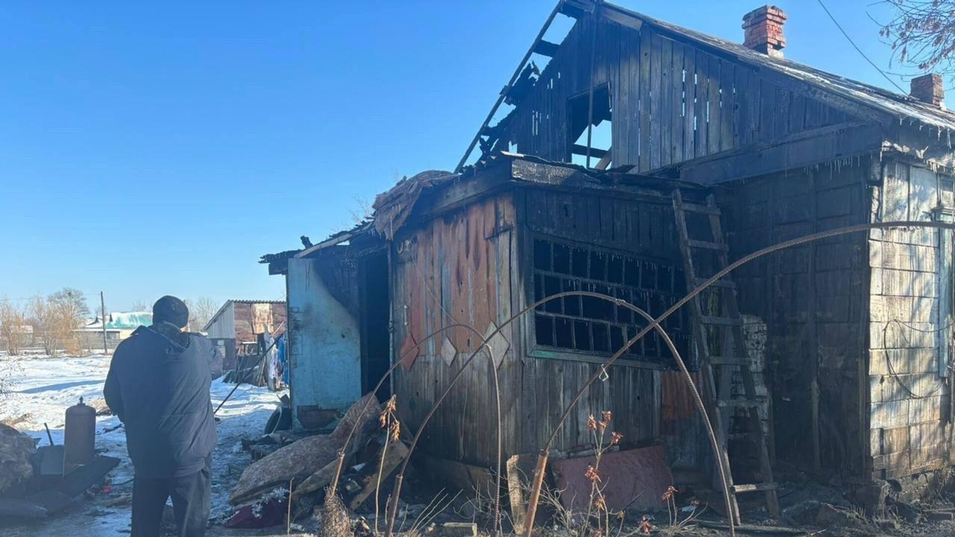 В Приморье при пожаре погибли три человека, в том числе трехлетний ребенок  - РИА Новости, 24.12.2023