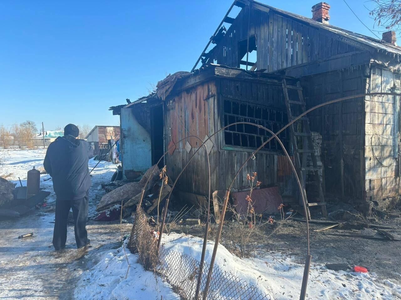 В Приморье при пожаре погибли три человека, в том числе трехлетний ребенок  - РИА Новости, 24.12.2023