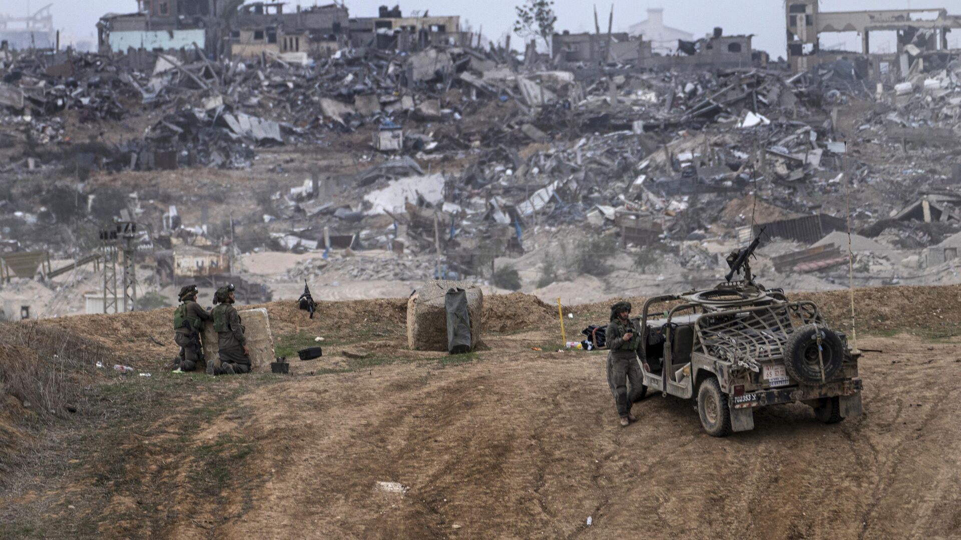 Солдаты израильской армии около границы с сектором Газа на юге Израиля - РИА Новости, 1920, 02.02.2024