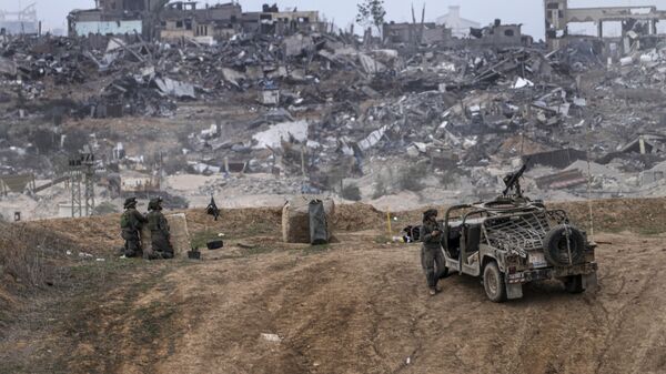 Солдаты израильской армии около границы с сектором Газа на юге Израиля