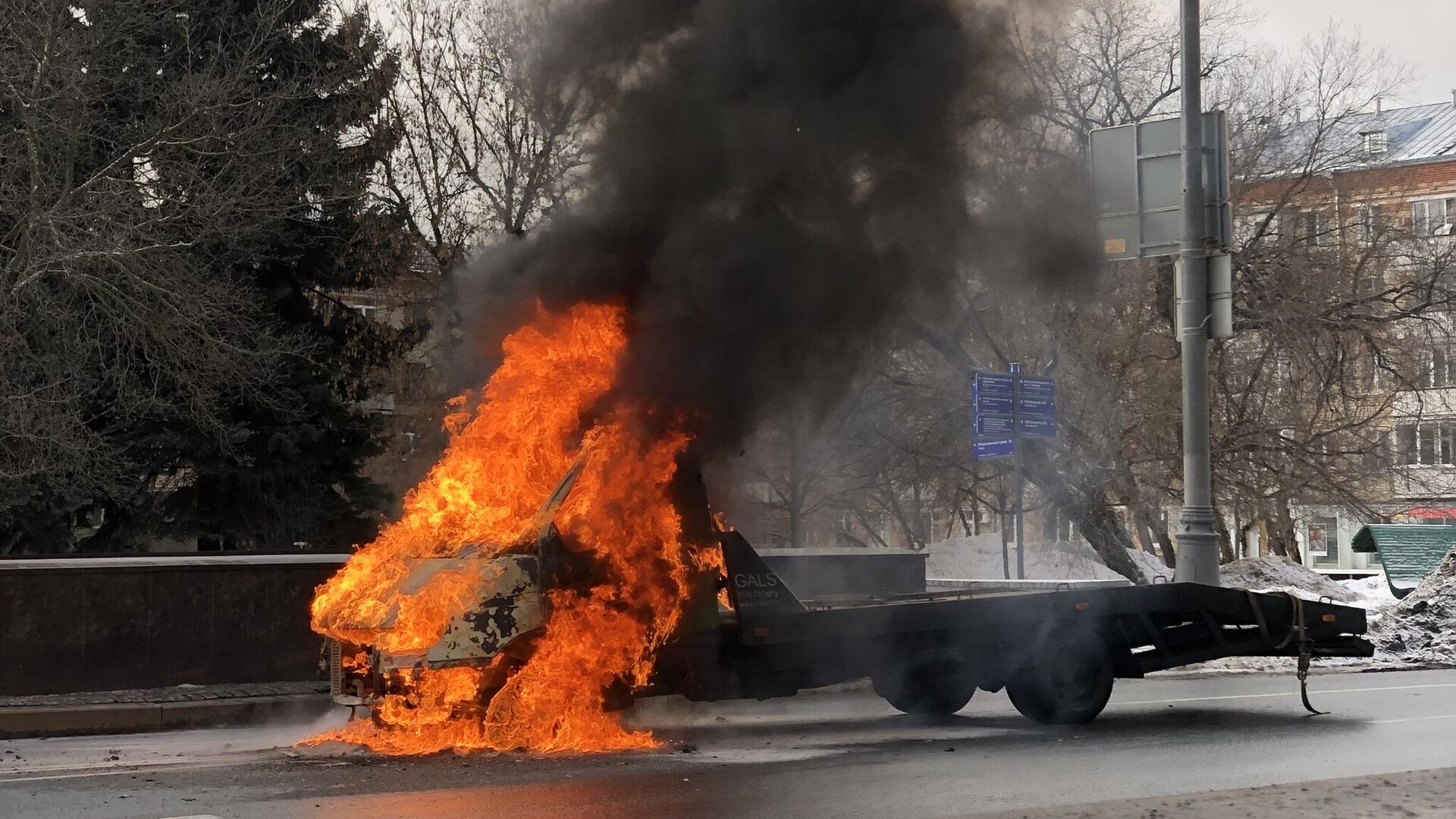 Возгорание автомобиля на Каширском шоссе в Москве. 24 декабря 2023 - РИА Новости, 1920, 24.12.2023