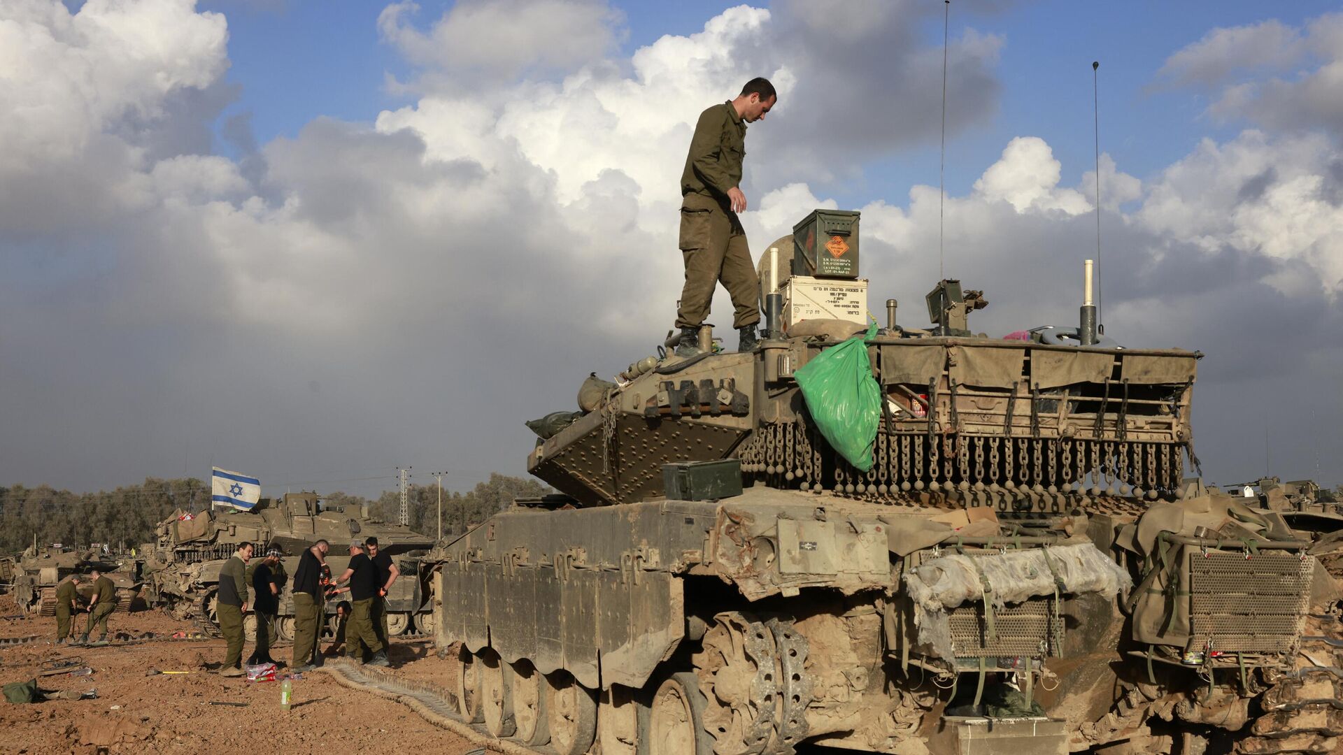 Израильские солдаты около границы с сектором Газа на юге Израиля. 24 декабря 2023 - РИА Новости, 1920, 24.12.2023