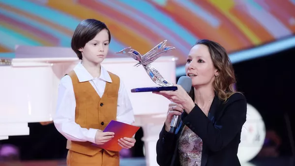 Победитель десятого сезона Всероссийского конкурса юных талантов Синяя птица скрипач Лука Моромов (слева)