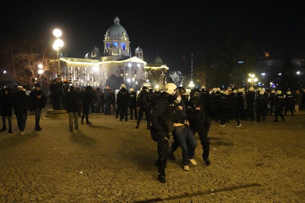 Полиция проводит задержание в ходе беспорядков возле здания скупщины в Белграда