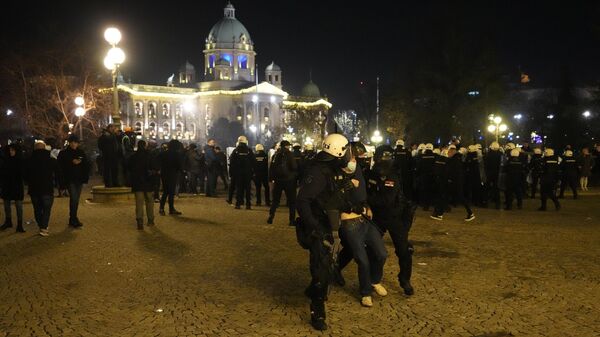 Полиция проводит задержание в ходе беспорядков возле здания скупщины в Белграда