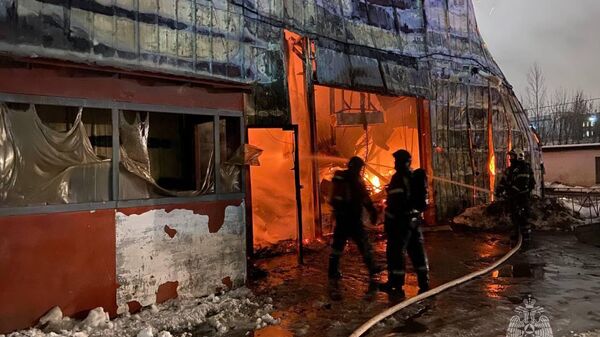 Пожар в ангаре со стройматериалами в Санкт-Петербурге. 25 декабря 2023