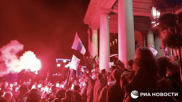 Протестующие около здания администрации Белграда. 25 декабря 2023
