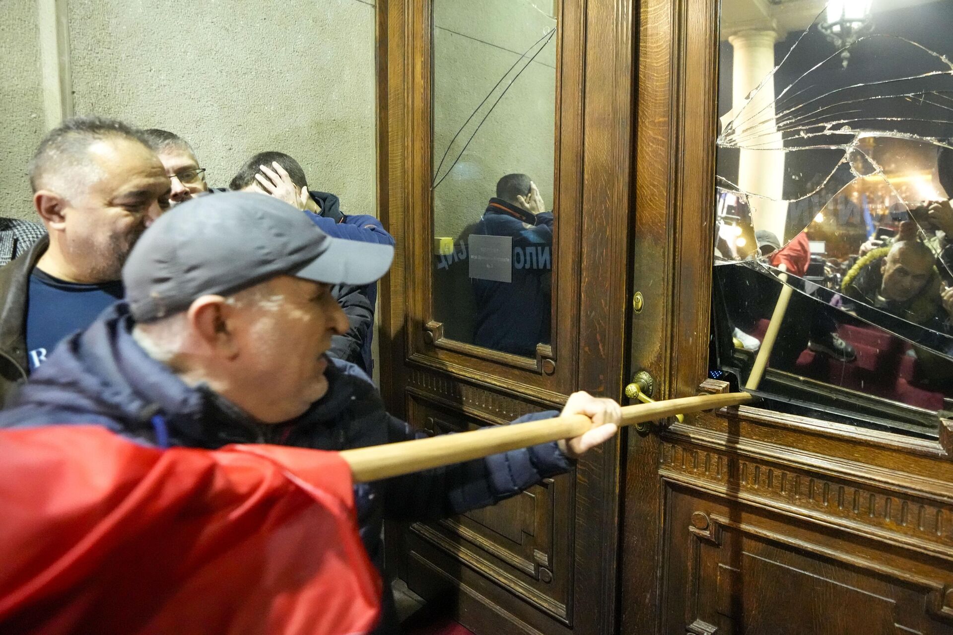 Протестующие в Белграде громят здание скупщины - РИА Новости, 1920, 25.12.2023