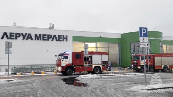 Пожарные машины возле торгового центра Леруа Мерлен в Санкт-Петербурге. 25 декабря 2023
