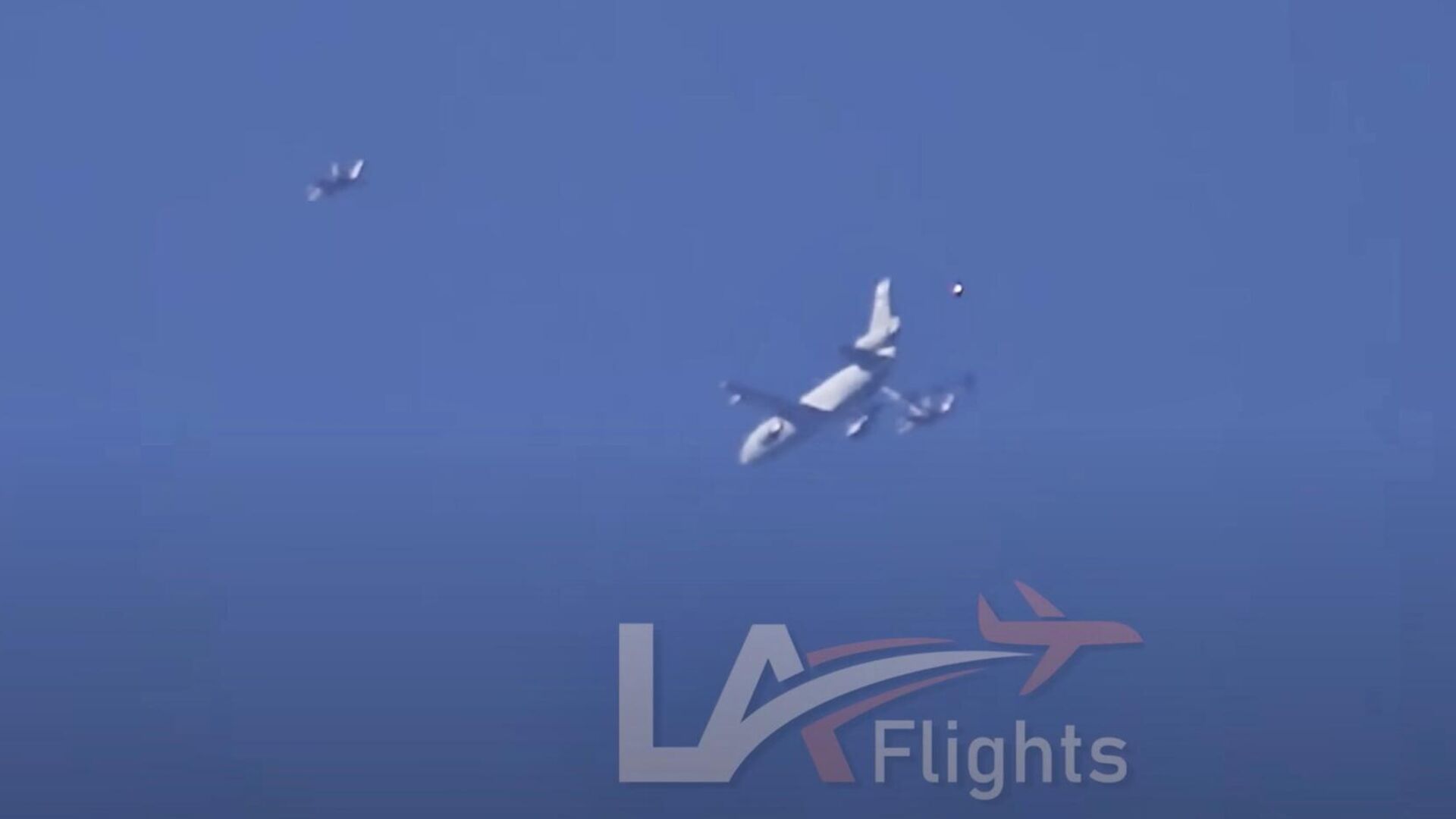 Кадр видео с неопознанным летающим объектом над аэропортом Лос-Анджелеса - РИА Новости, 1920, 24.12.2023