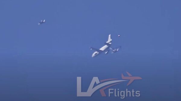 Кадр видео с неопознанным летающим объектом над аэропортом Лос-Анджелеса