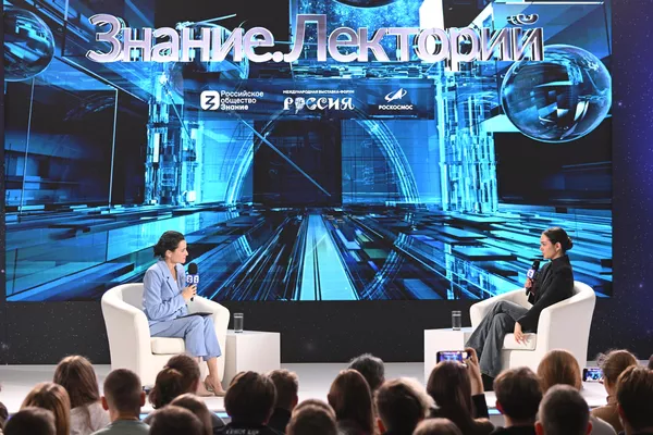 ロシア国際展示場およびフォーラムでフィギュアスケーターのエフゲニア・メドベージェワと会談