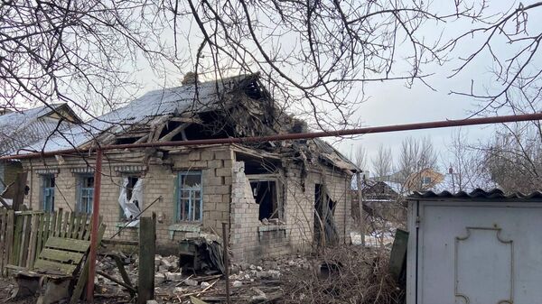 Последствия обстрела дома по улице Минина и Пожарского в Горловке