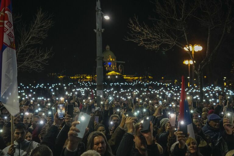 Протестующие у здания избирательной комиссии в Белграде