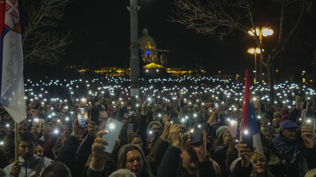 Протестующие у здания избирательной комиссии в Белграде