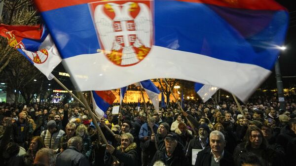Протестующие у здания избирательной комиссии в Белграде