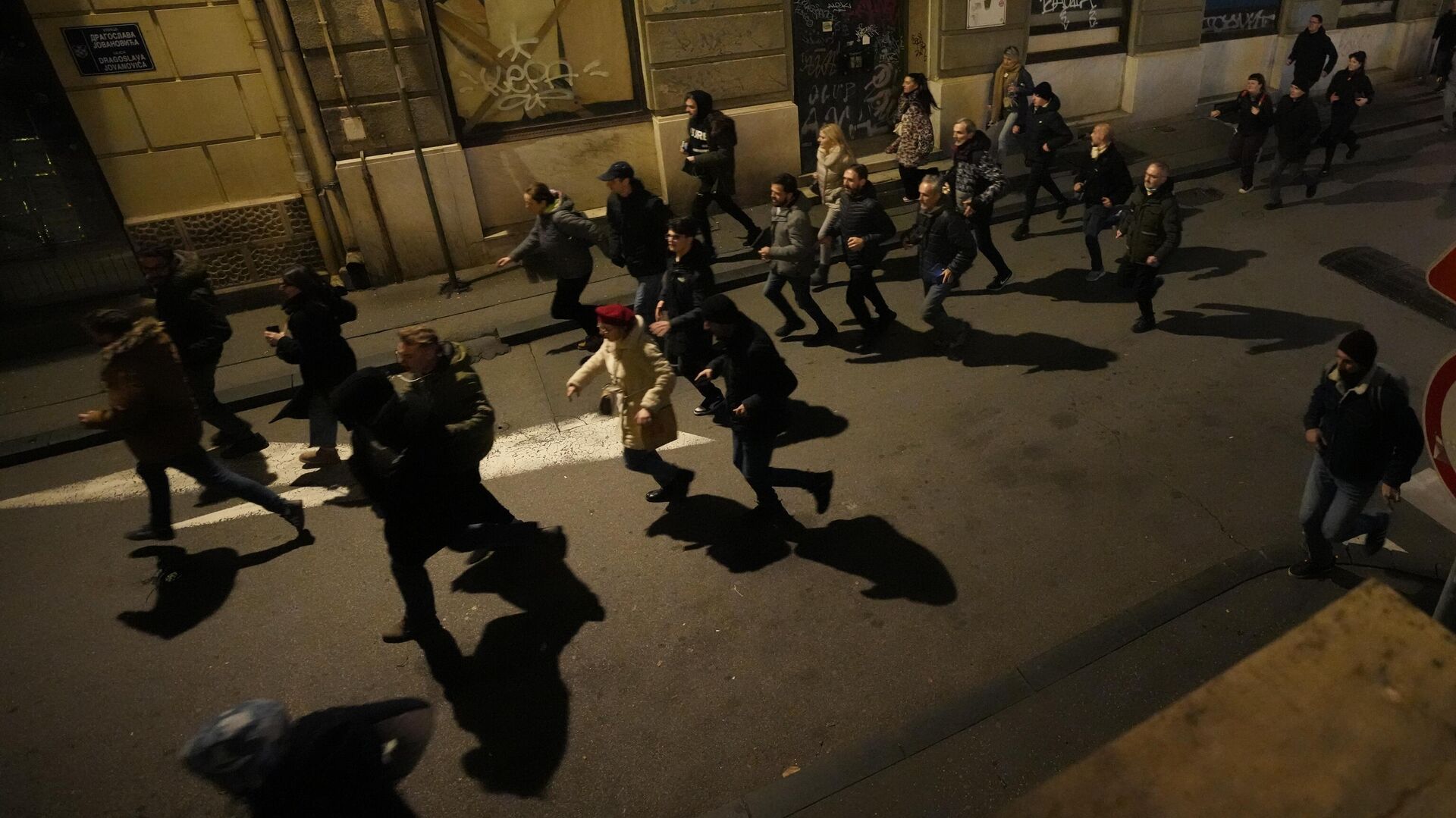 Протестующие убегают от полиции в Белграде - РИА Новости, 1920, 25.12.2023