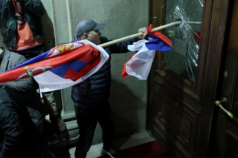 Протестующие возле здания городского совета Белграда